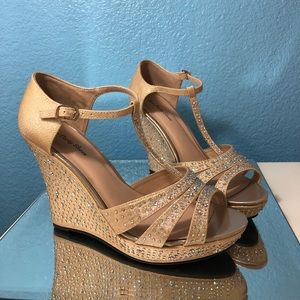 Gorgeous gold heels!